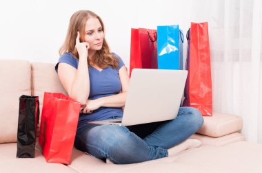 Bir şey düşünceli duygu kanepede oturan kadın