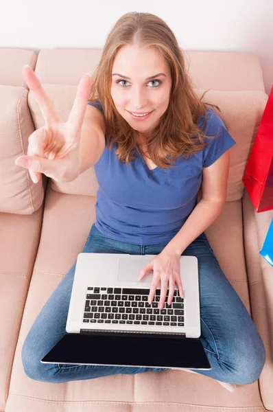 Vrouw maken van een online bestelling weergegeven: vrede gebaar — Stockfoto