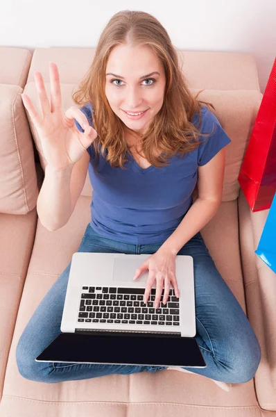 Vrouw maken van een online bestelling weergegeven: Oke gebaar — Stockfoto