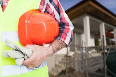 Erkek mühendis koruma araçları tutarak Close-Up