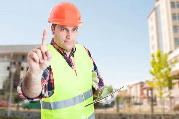 Construtor ocupado segurando tablet moderno ao ar livre — Fotografia de Stock