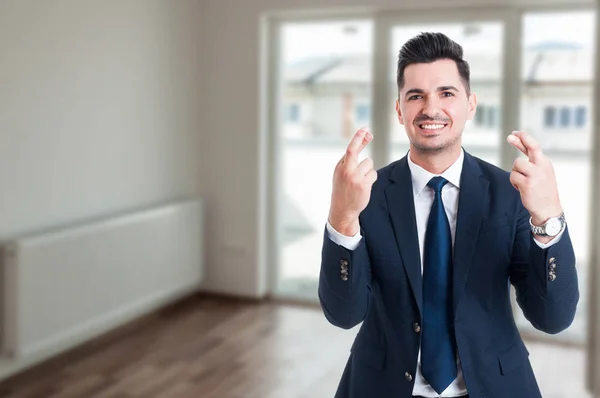 Knappe onroerende goederenagent die geluk te wensen — Stockfoto