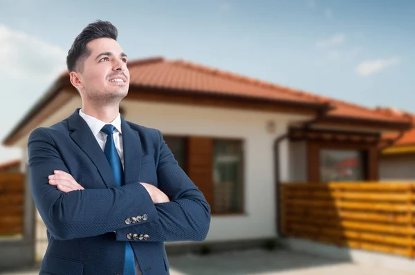 Gelukkig makelaar met gevouwen armen — Stockfoto