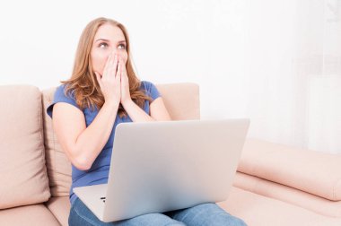 Erkek hareketi dizüstü tutan el ile yapma