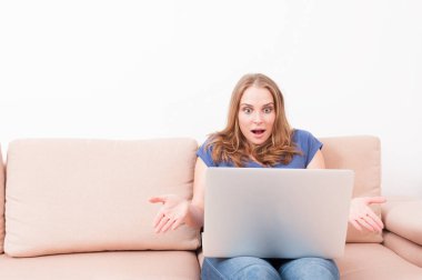 Dizüstü tutan bir jest yapma erkek hayran