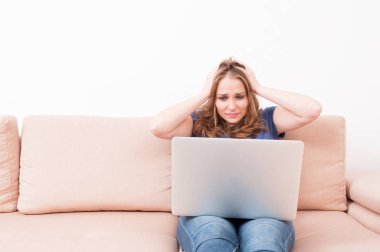 Dizüstü bilgisayar ile büyük bir sorun gibi kafa tutan kadın