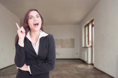 Harika bir fikir sahip heyecan kadın Emlak