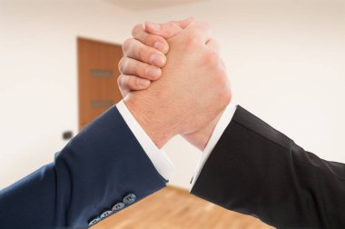 İki arkadaşları arasında sallayarak el 