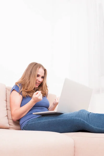 Femmina fare gesto felice tenendo il computer portatile — Foto Stock