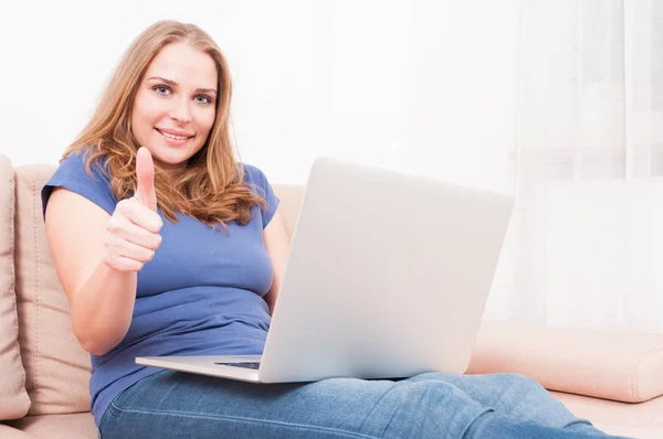 Mulher sentada com laptop mostrando como gesto — Fotografia de Stock