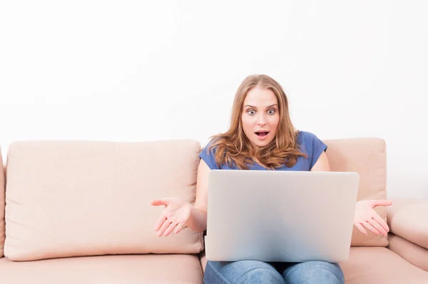 Vrouwelijke verbaasd gebaar met laptop — Stockfoto