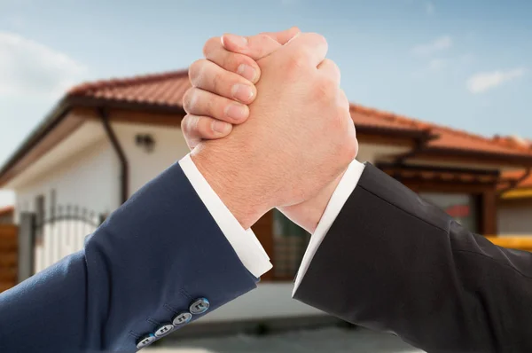 Courtiers immobiliers masculins serrant la main — Photo