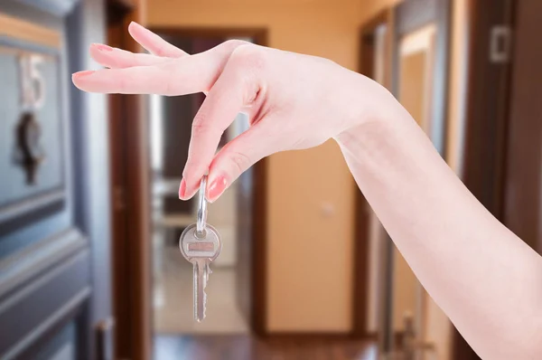 Ключ от квартиры в руке женщины — стоковое фото