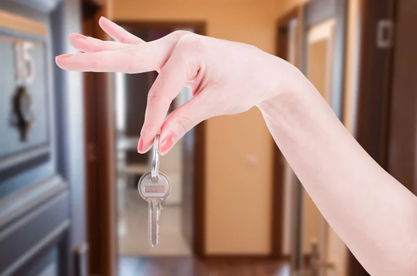 Apartamento chave na mão mulher — Fotografia de Stock