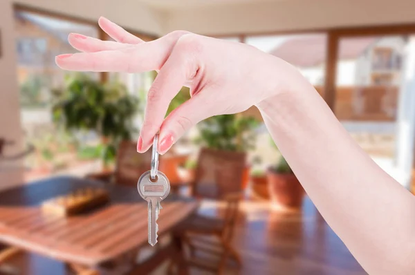 Close-up de mão feminina segurando a chave da casa — Fotografia de Stock