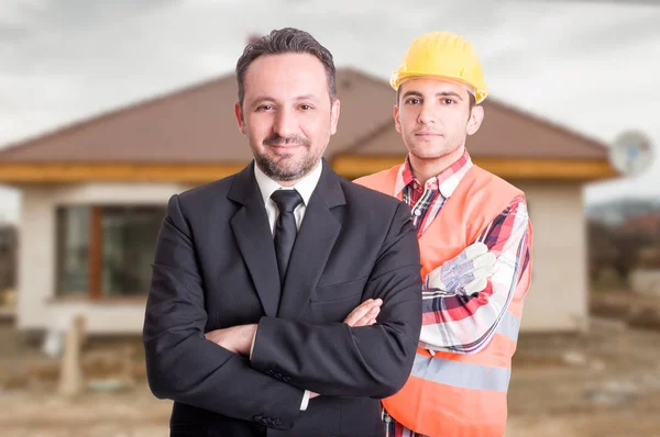 Schöner Makler und Bauunternehmer hinter ihm — Stockfoto