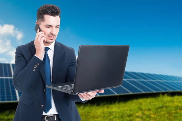 Affärsman som använder förnybar energi för sitt arbete — Stockfoto