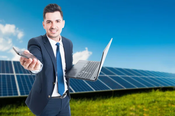 Homem em pé perto de painéis solares — Fotografia de Stock