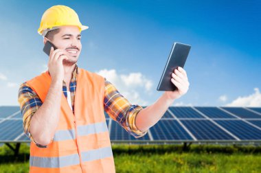 Cep telefonu ve tablet elinde başarılı işçi