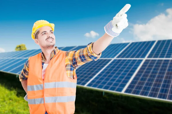 Junger Ingenieur zeigt mit dem Finger nach oben — Stockfoto