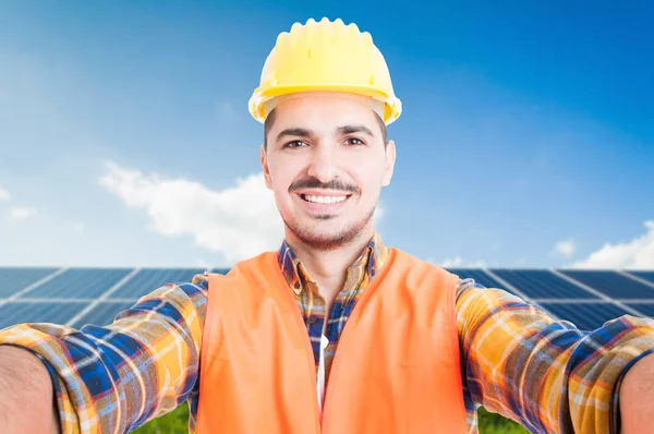 Confident engineer taking a self portrait — Stock Photo, Image