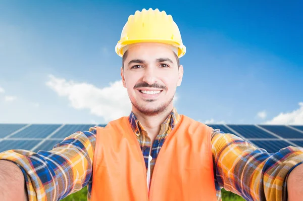 Engenheiro confiante tirando um auto retrato — Fotografia de Stock