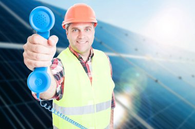 Retro telefon ile gülümseyen mühendisi