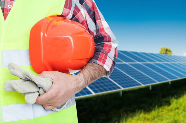 Работник фотоэлектрических панелей
