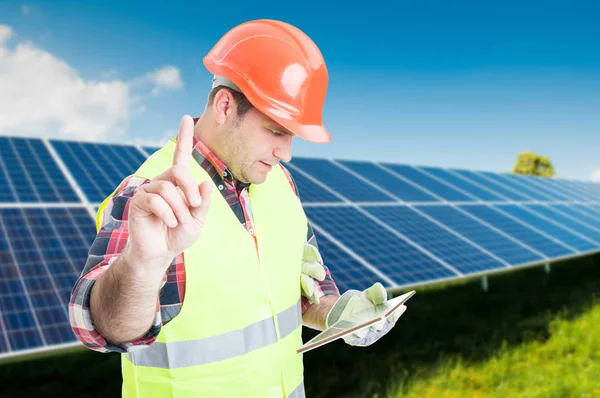 Engenheiro ocupado navegando algo no tablet — Fotografia de Stock