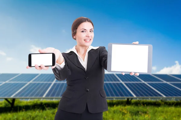 Jeune femme d'affaires présentant smartphone et tablette moderne — Photo