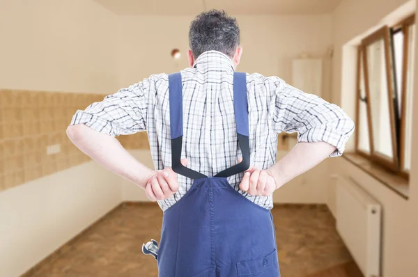 Trabajador profesional preparándose para el trabajo — Foto de Stock