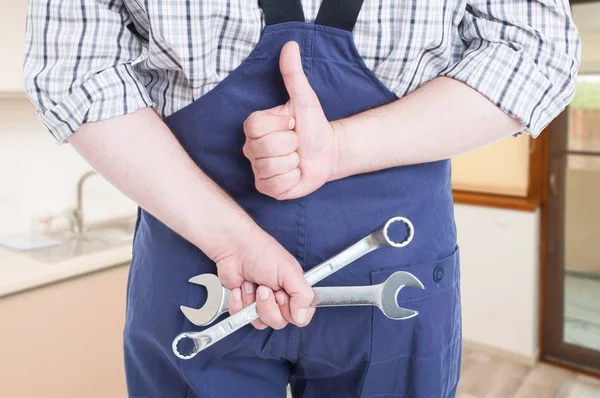 Achteraanzicht van mannelijke loodgieter met spanner — Stockfoto