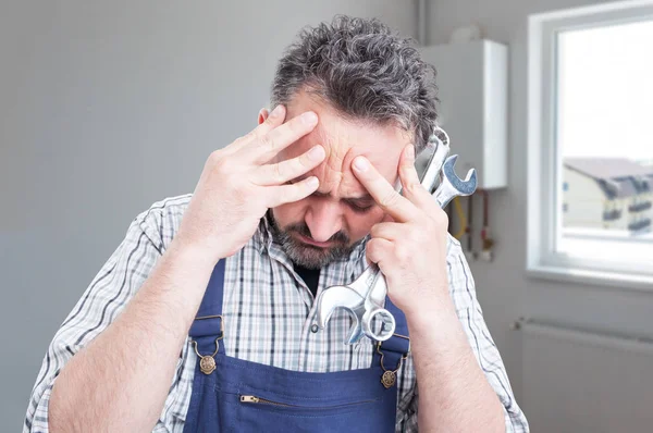 Trauriger männlicher Fitter mit Kopfschmerzen — Stockfoto