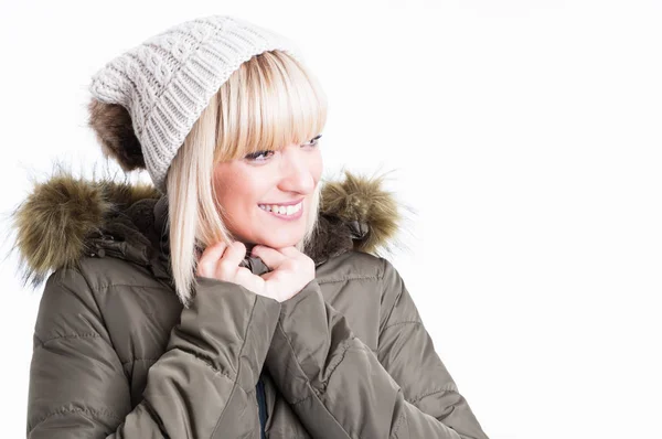Портрет улыбающейся женщины в куртке и шляпе — стоковое фото