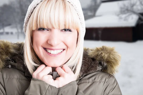 Крупный план веселой женщины, наслаждающейся снегом на улице — стоковое фото