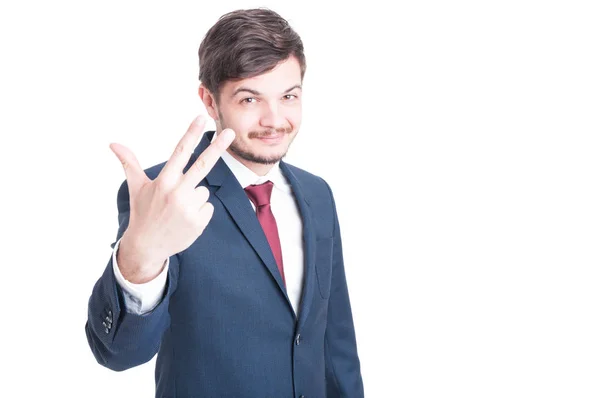 Uśmiechnięty mężczyzna sprzedaży pokazano trzy jedną ręką — Zdjęcie stockowe