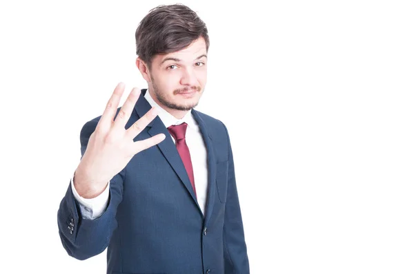 Verkäufer zeigt Nummer vier mit einer Hand — Stockfoto