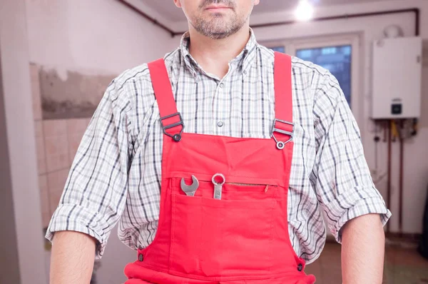 Mannelijke loodgieter met vaststelling van hulpmiddelen in zijn zak — Stockfoto