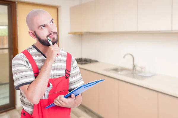 Encanador pensivo na cozinha — Fotografia de Stock