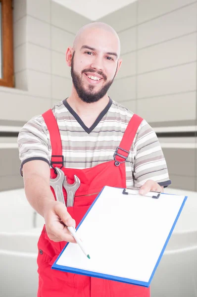 Lachende mannelijke loodgieter geven het Klembord — Stockfoto