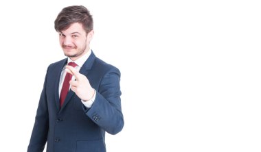 Yakışıklı adamın takım elbise yapma parmak giydiğini jest geçti