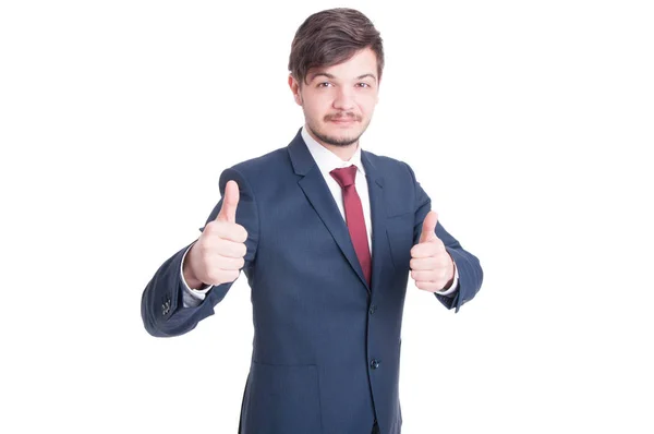 Sorrindo homem de terno mostrando polegares para cima — Fotografia de Stock