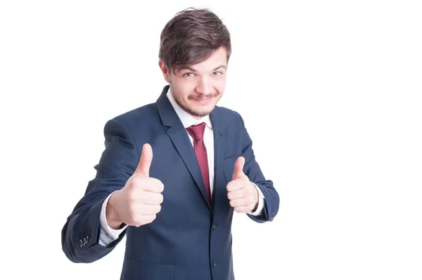 Усміхнений менеджер з маркетингу показує великі пальці вгору — стокове фото