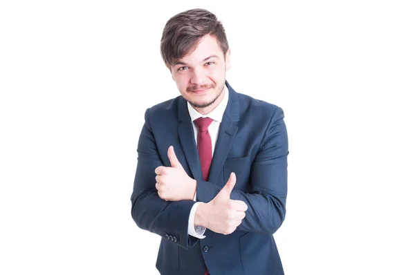 Uomo di vendita in giacca e cravatta che mostra pollici in su con le braccia incrociate — Foto Stock