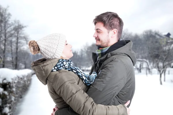 Kilka randek i przytulanie w winter park — Zdjęcie stockowe
