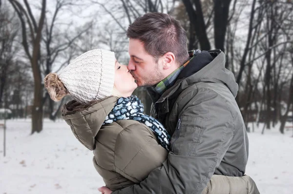 Piękna Młoda para zakochana w zimowy dzień — Zdjęcie stockowe