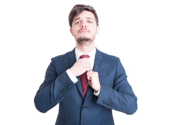 Κομψό νεαρό άνδρα τακτοποίηση γραβάτα που φορούσε κομψό κοστούμι — Φωτογραφία Αρχείου