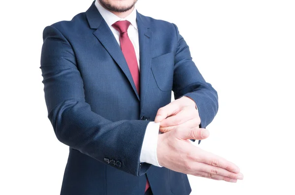 İş adamı el kol gömlek düzenlenmesi Close-Up — Stok fotoğraf