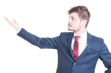 İş adamı eliyle bir şeyler gösteriyor portresi