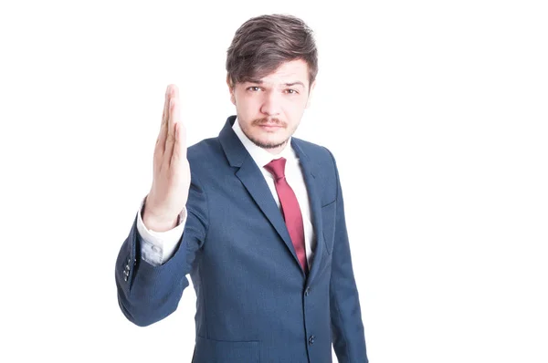 Jonge man dragen pak staande met de ene hand omhoog — Stockfoto